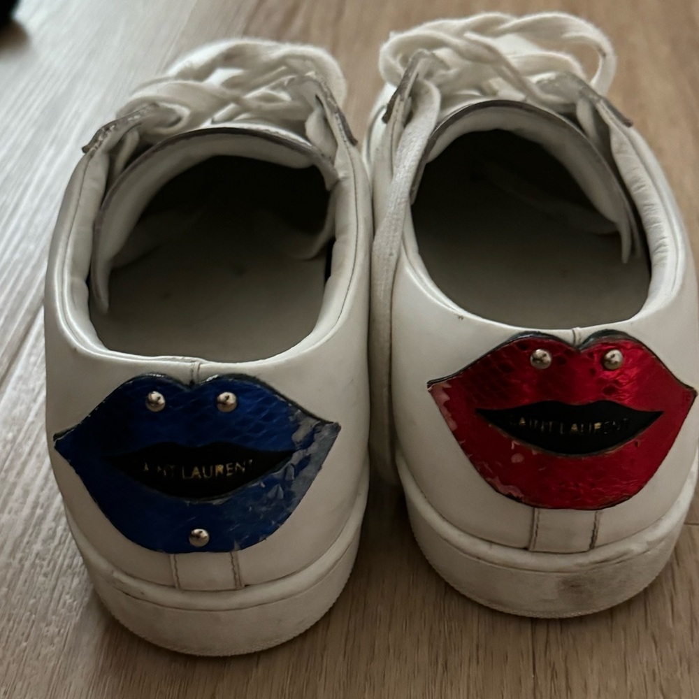 Sneakers white leather blue red mouth back